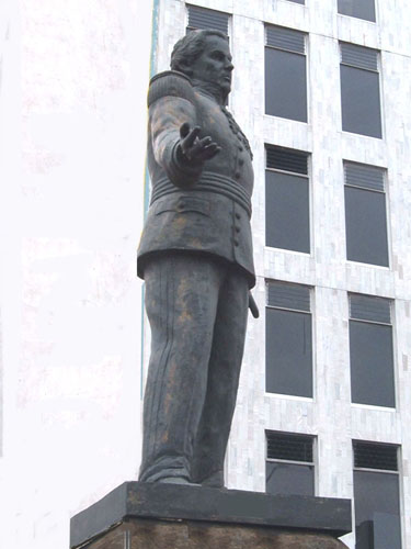 Estatua erigida por el Estado de Colima, oprima para ver la biografía.