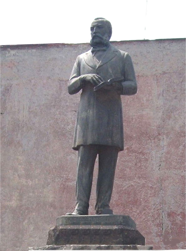 Estatua erigida por el Estado de Puebla, oprima para ver la biografía.
