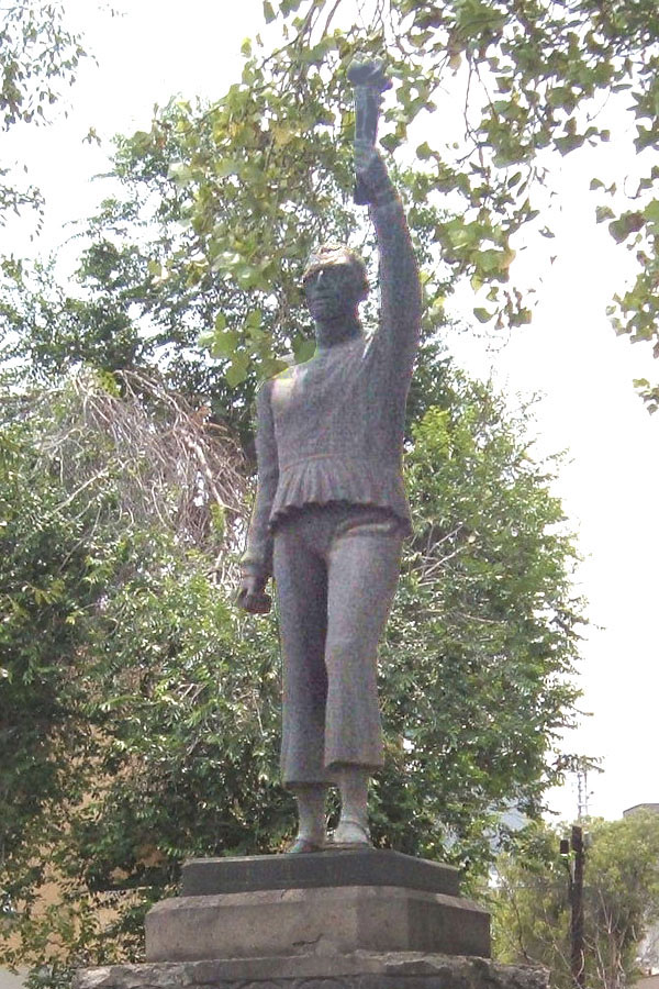 Estatua erigida por el Estado de Quintana Roo, oprima para ver la biografía.