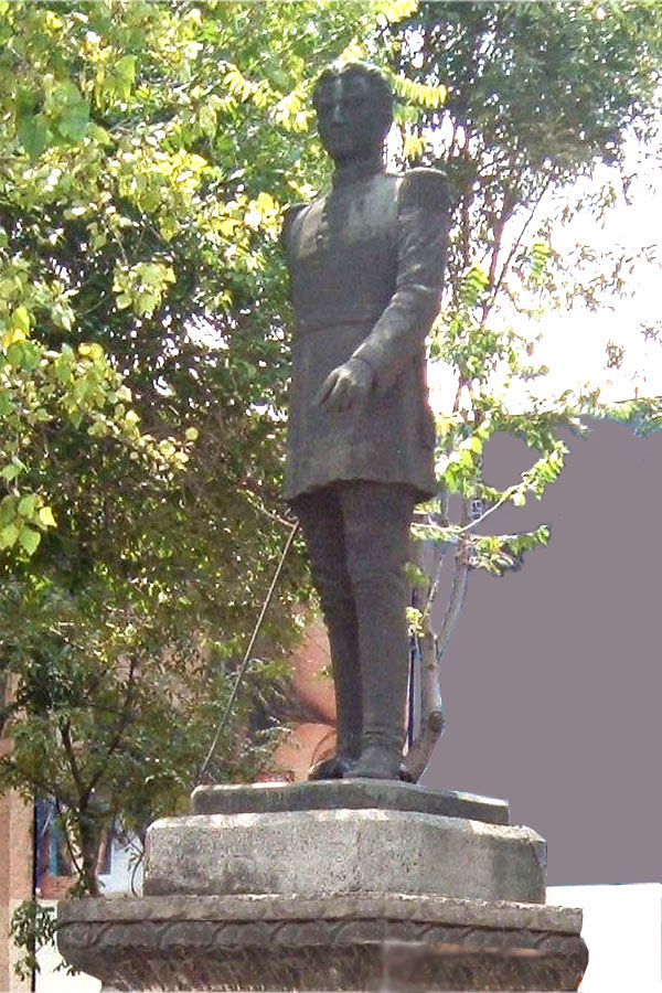 Estatua erigida por el Estado de Nayarit, oprima para ver la biografía.